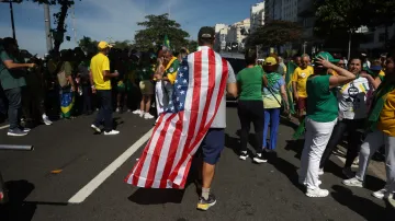 Vlajka Spojených států na protestní akci v oblasti Copacabana v Riu de Janeiro