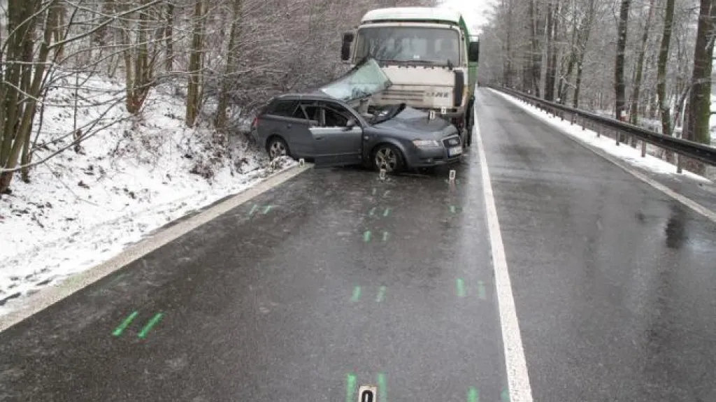 Srážka osobního a nákladního auta