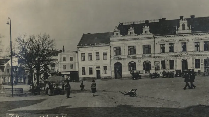 Náměstí Míru ve Zlíně kolem roku 1920 a dnes