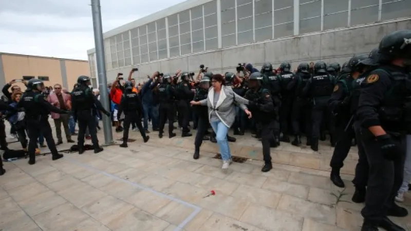 Španělská civilní garda zadržuje ženu před volební místností v Sant Julia de Ramis,  Autor: Albert Gea,  Zdroj: Reuters