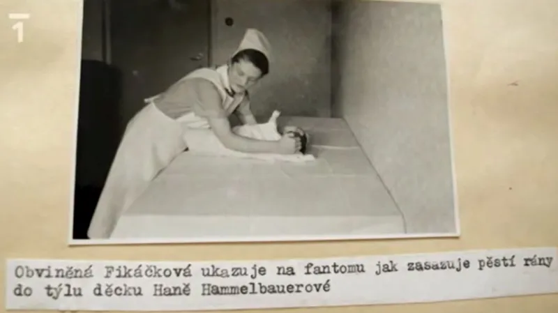 Marie Fikáčková při rekonstrukci činu