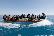 Po nehodě lodi u Libye se pohřešuje třicet migrantů, sedmnáct z nich se podařilo zachránit