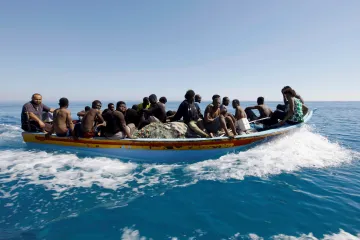 Po nehodě lodi u Libye se pohřešuje třicet migrantů, sedmnáct z nich se podařilo zachránit