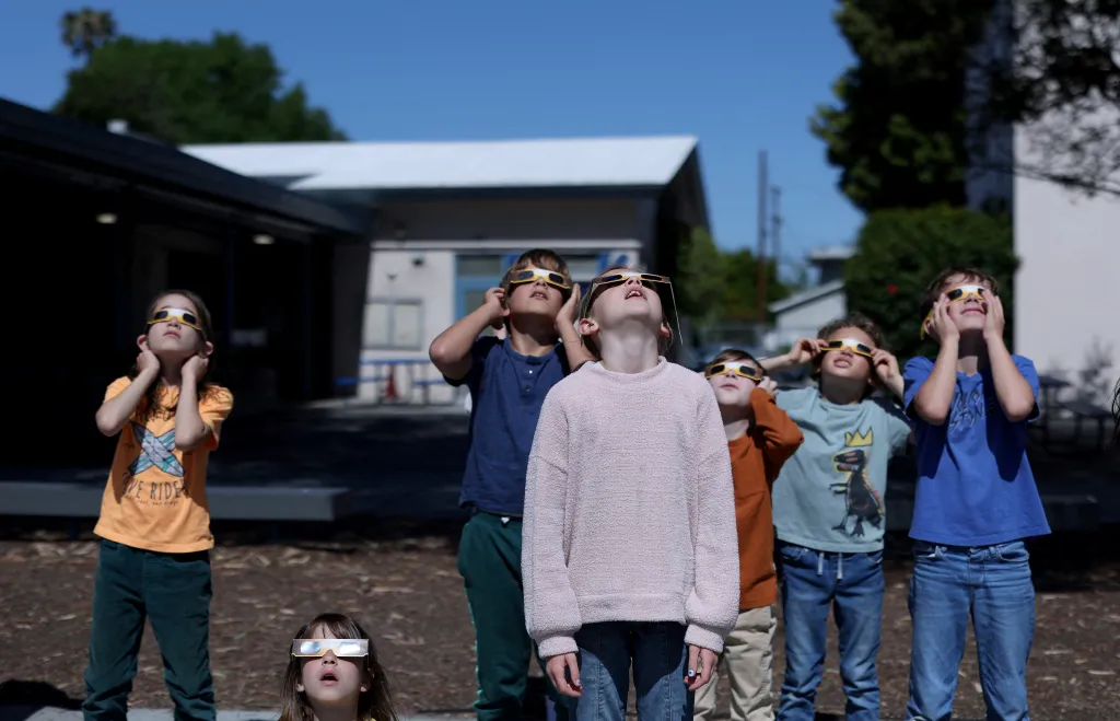 Žáci sledují částečné zatmění Slunce v Kalifornii