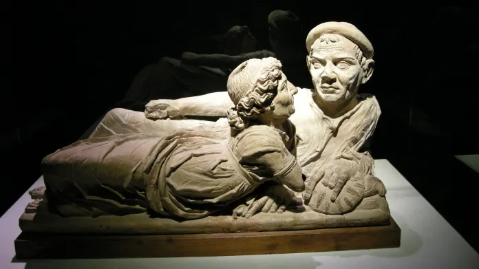 Sochy z etruské hrobky