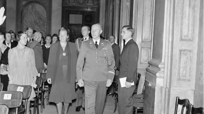 Manželé Heydrichovi přicházejí na koncert do Valdštejnského paláce. Je večer 26. května 1942.