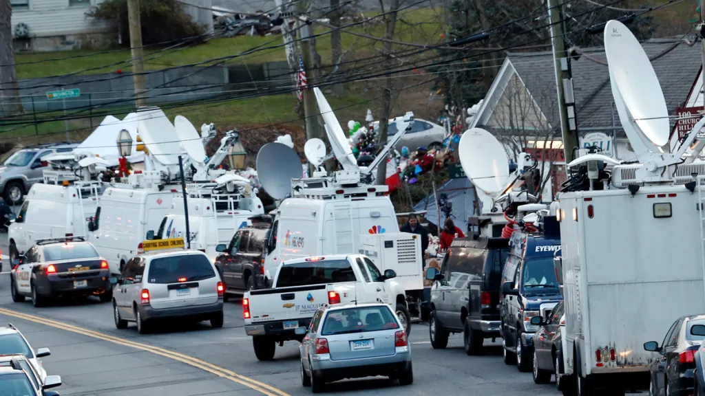 Newtown v obležení médií