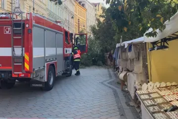 V Karlových Varech spadl mezi stánky strom a zranil dva lidi