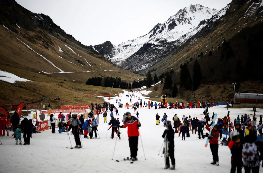 Zimní nadšenci sportují na umělém sněhu v Bareges během zimních dnů