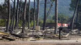 Hasiči zasahují během lesních požárů u města Cogolin v regionu Provence-Alpes-Côte v jižní Francii