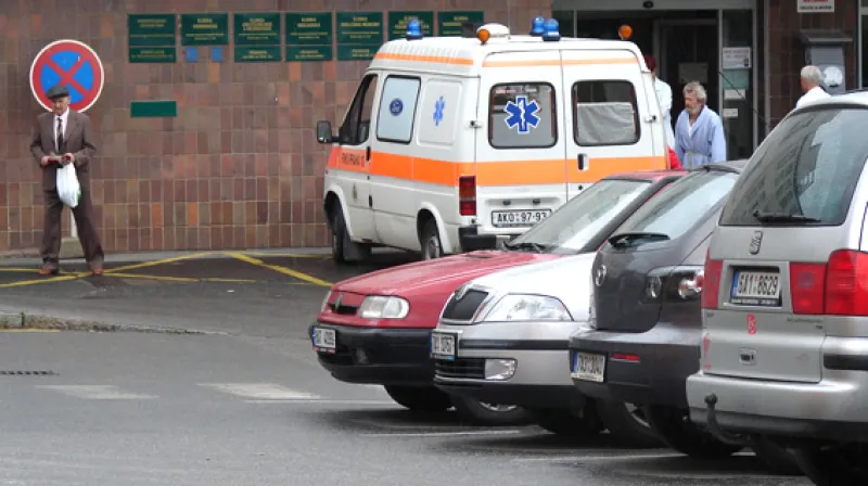 Sanitka v nemocničním areálu