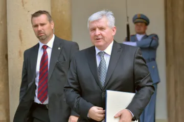 Bez důvěry, bez soutěže: Aktivita vlády v demisi experty děsí