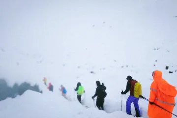 Na svahu Everestu uvázlo v bouři dvě stě lidí