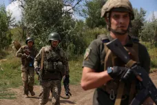 Kyjev s obtížemi doplňuje vojáky, povolává i vysílené zajatce. Šéf mobilizace si na úplatcích za výjimky přišel na miliony
