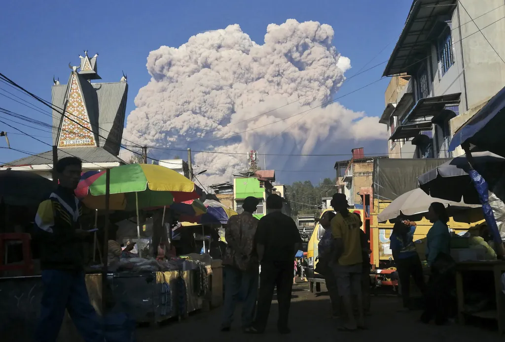 Indonéská sopka Mount Sinabung chrlí horký popel do výšky pěti kilometrů