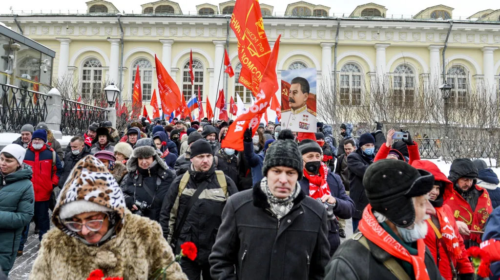 Protestující komunisté a příslušníci Levé fronty v centru Moskvy