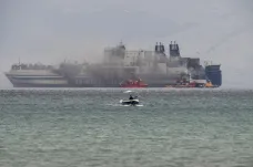 U Korfu dohořívá italský trajekt. Jeden pohřešovaný se našel živý, později hasiči objevili i jednoho mrtvého