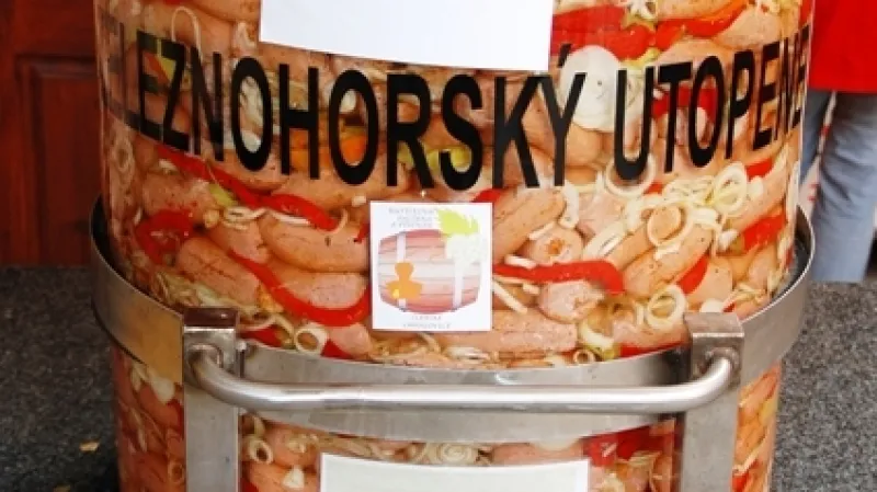 Rekord v uložení špekáčků - Žlebské Chvalovice