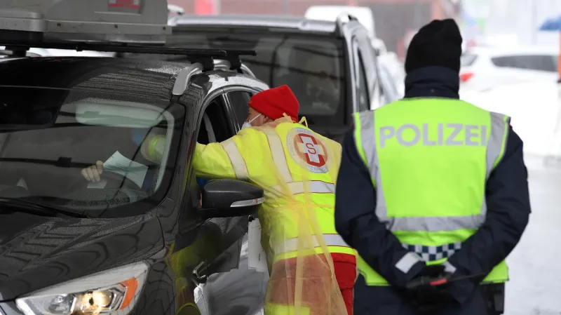 Rakouský zdravotník kontroluje v Brenerském průsmyku přijíždějící osoby