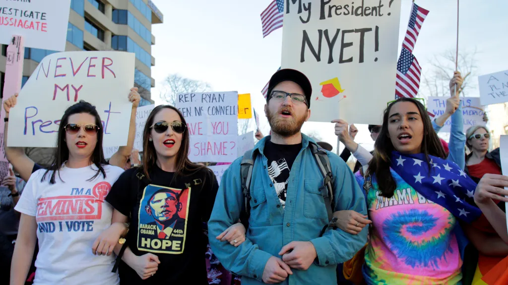 Mladí lidé protestují proti Donaldu Trumpovi