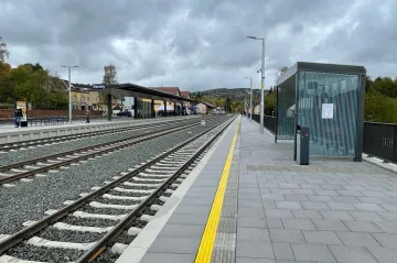 Nádraží v Semilech je kompletně opravené. Kromě budovy už i koleje a nástupiště