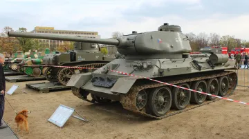 Tanky T-34 jako výstavní kousky, dnes jsou v akci jen v zemích třetího světa