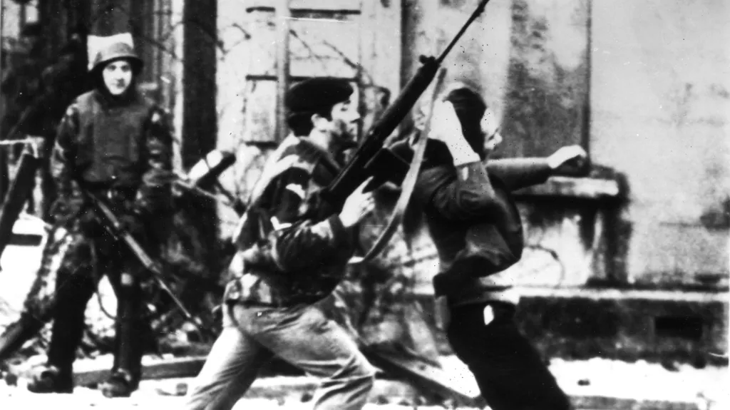 Krvavá neděle - Voják útočíl na protestujícího