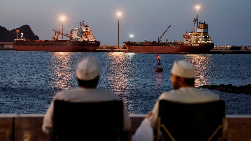 Nákladní loď Galaxy Globe a tanker Luojiashan kotví v ománském Muscatu, ilustrační foto