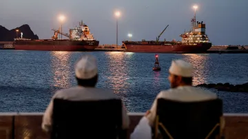 Nákladní loď Galaxy Globe a tanker Luojiashan kotví v ománském Maskatu (ilustrační foto)