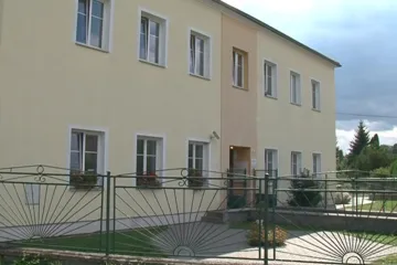 Bývalé školy se mění na kanceláře či byty. Někde ale roky zejí prázdnotou