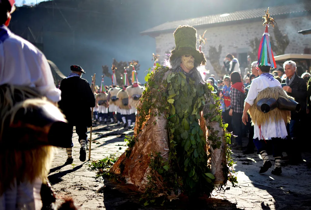 Karnevalové veselí ve španělském městě Ituren. Tanečníci ověšení zvonci předvádějí rituální baskický tanec, kterým zažehnávají zlé duchy a vítají nadcházející jaro.