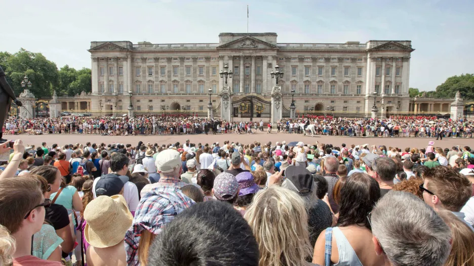 Davy před Buckinghamským palácem čekají na narození následníka trůnu