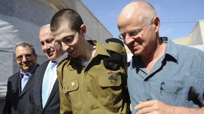 Gilad Šalit se svým otcem (vpravo) a Benjaminem Netanjahuem (druhý zleva)
