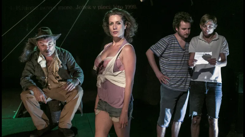 Hubte trampy, serou v lese