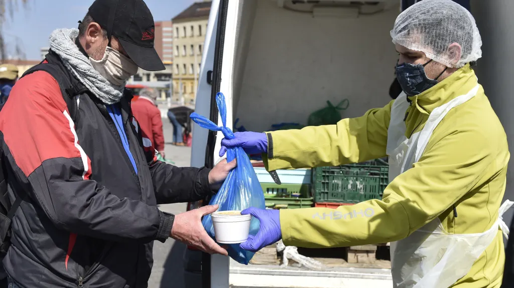 Lidé bez domova si v Brně přicházejí pro jídlo zdarma