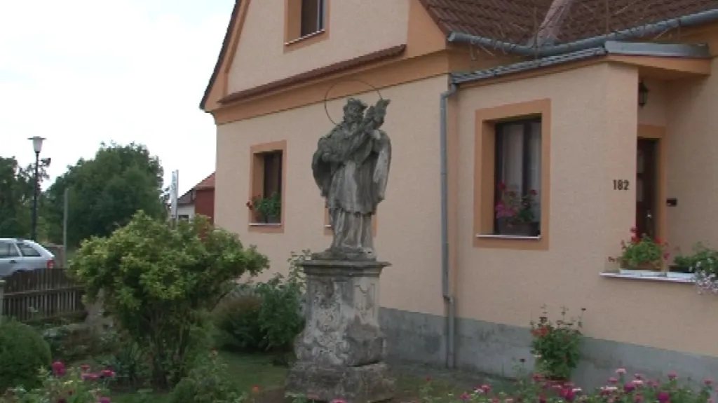 Socha stojí na pozemku už 300 let