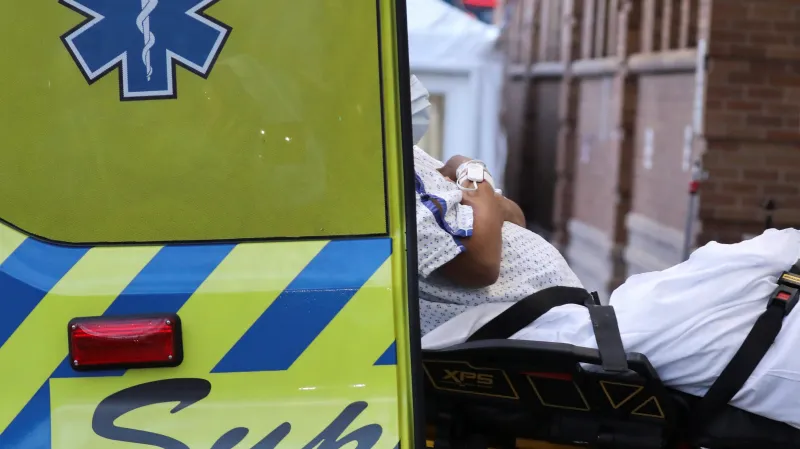 Převoz pacienta s koronavirem v New Yorku