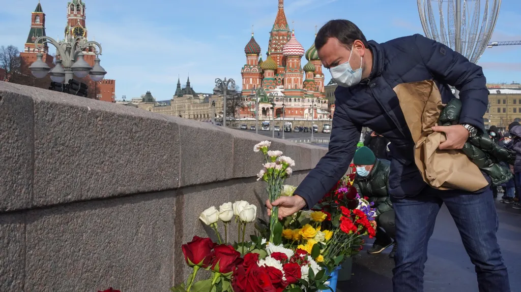 Lidé přinesli na místo Němcovovy vraždy květiny