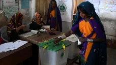 Volička ve volební místnosti ve městě Tando Alláhjár