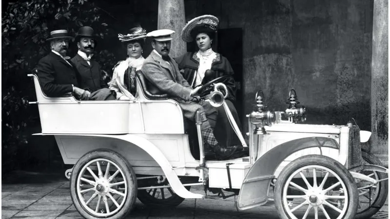 Kníže Colloredo-Mansfeld za volantem automobilu na zámku Opočno