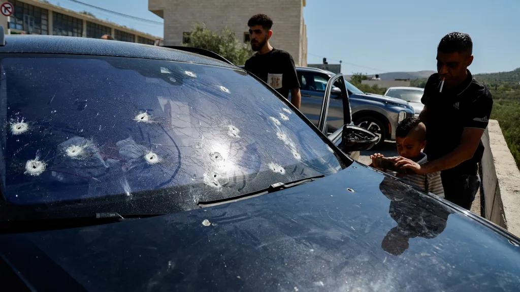 Palestince zastřelili izraelští vojáci v autě