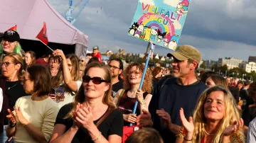 Žena s transparentem „Rozmanitost je dobrá“ během protestu proti krajně pravicové AfD v Rostocku