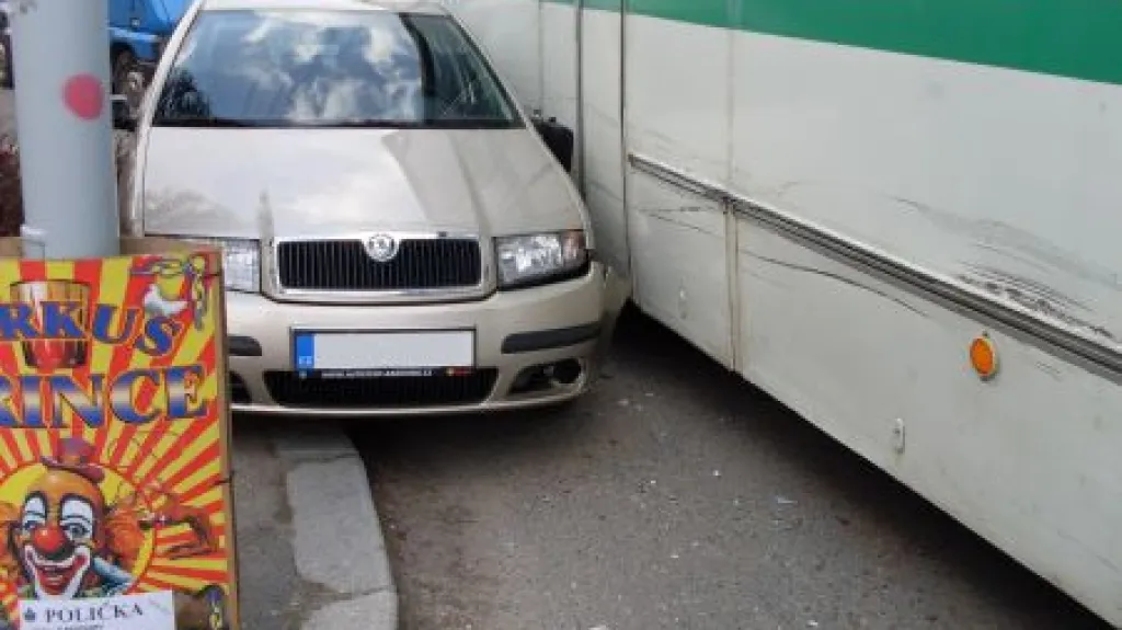 Srážka auta a autobusu