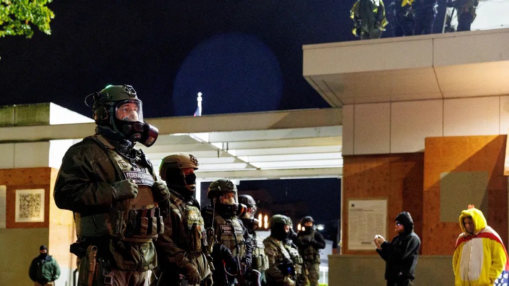 Příslušníci Úřadu pro migraci a cla před soudem v Portlandu, snímek z října 2025