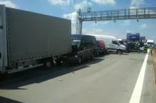 Provoz na D1 směrem na Brno stál kvůli nehodě tří kamionů a pěti dodávek 