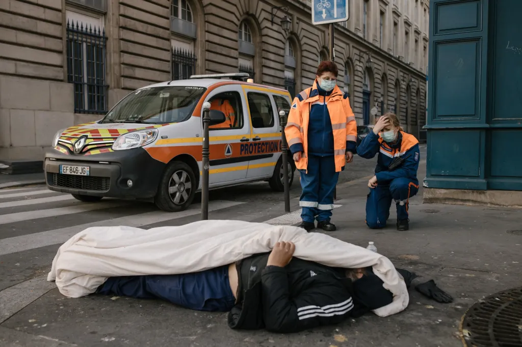 Nominace v sekci v Hlavní zprávy: Laurence Geai se sérií snímků COVID-19 Pandemic in France