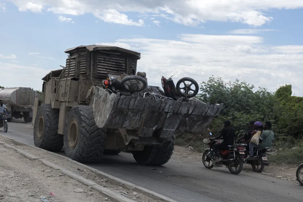 Haiti upadlo do politického chaosu po atentátu na prezidenta Jovenala Moïseho v červenci 2021 a více než devadesát procent Port-au-Prince ovládly gangy. Podle policie již rozšířily své aktivity – včetně rabování, únosů, sexuálních útoků a znásilňování – i na venkov. Haiti od atentátu nemělo prezidenta