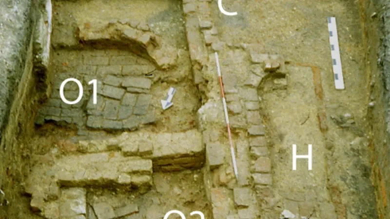 Přehled nevěstince s vyznačením pecí na vytápění lázní (O1-O2), ohniště (H) a pohřbeného dítěte (C)