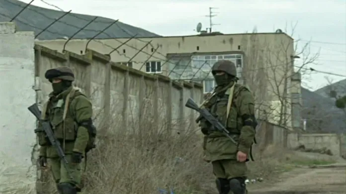 Ozbrojenci před kasárnami na Krymu