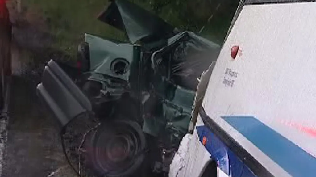 Nehoda osobního auta a autobusu